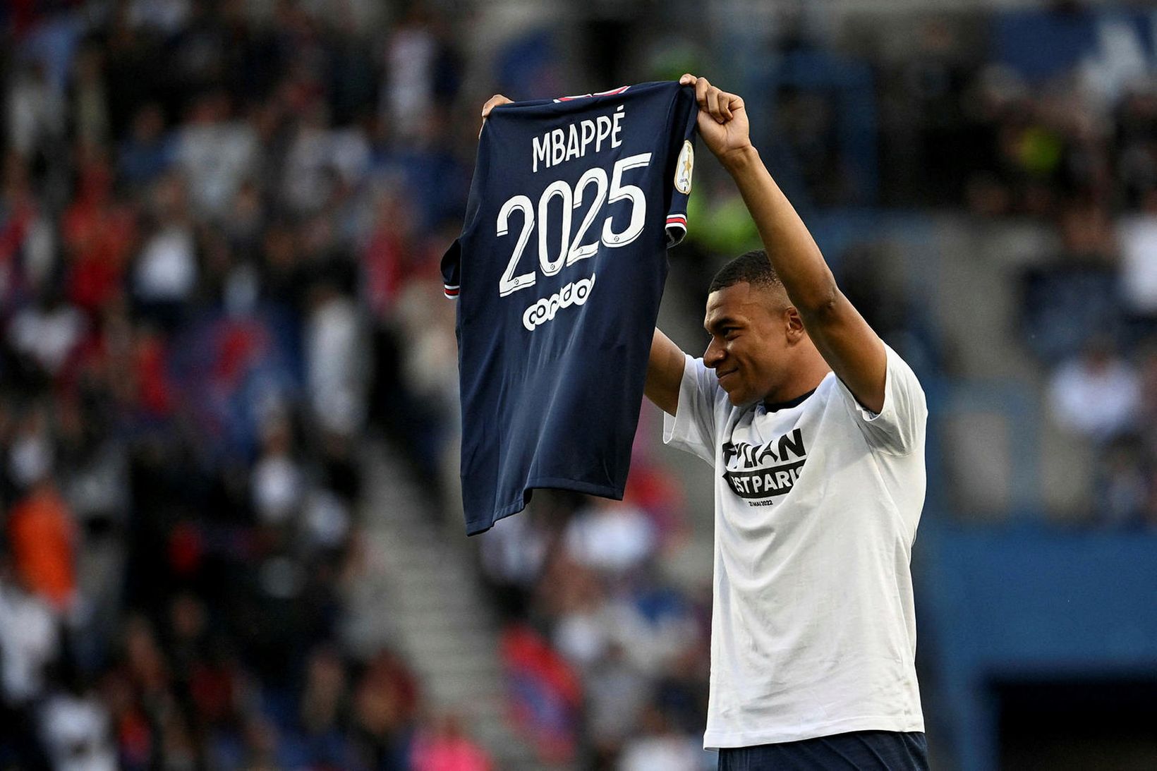 Kylian Mbappé verður hjá París SG til ársins 2025.