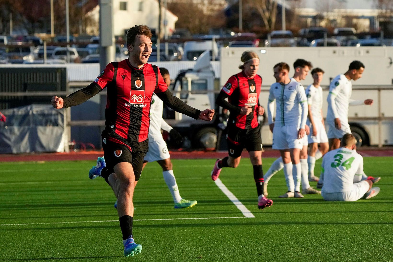 Gunnar Vatnhamar fagnar marki gegn Cercle Brugge en leikmenn liðsins …