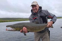 Richard Jewell með þann stóra af Stíflunni í gær. Hann tók Valbein og var landað …