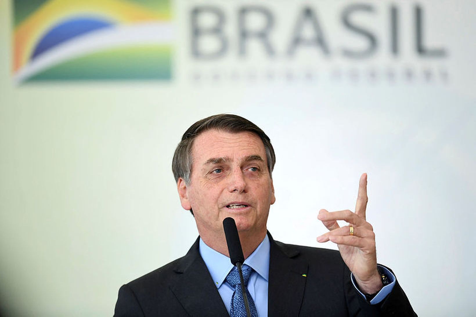 Jair Bolsonaro, forseti Brasilíu, segir stjórnvöld ekki ráða við ástandið.