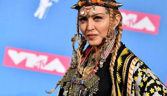 Poppdrottningin Madonna datt á sviðinu