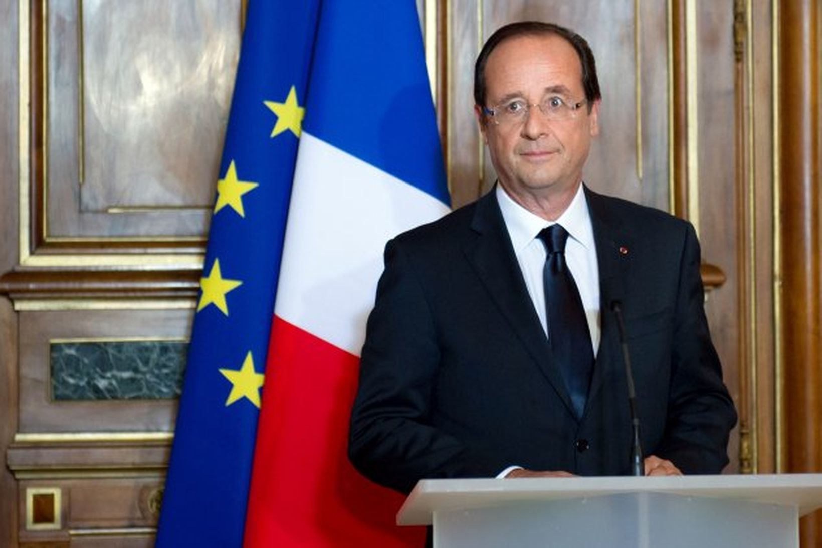 Francois Hollande frakklandsforseti íhugar að setja á 75% ofur hátekjuskatt.