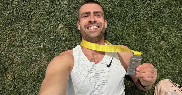Marteinn skellti í mynd af sér með medalíuna.