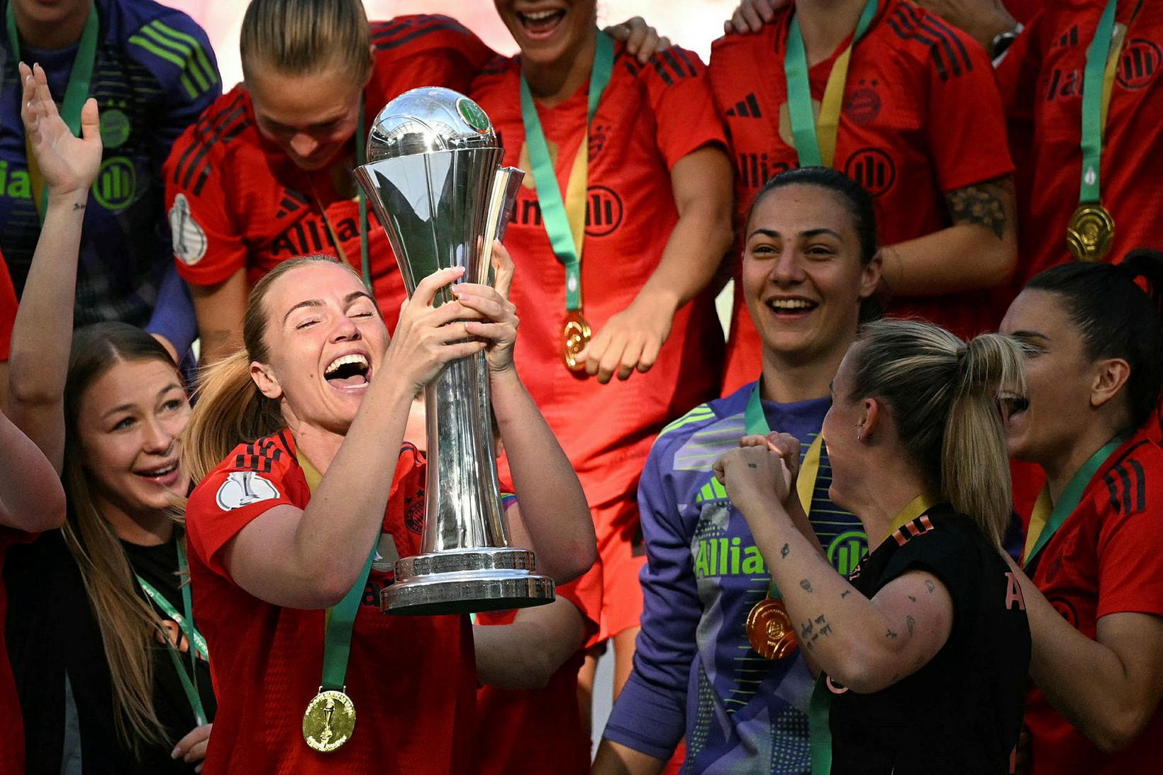 Glódís Perla Viggósdóttir, fyrirliði Bayern, lyftir þýska bikarnum eftir sigurinn …