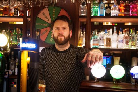 Annir Rúnar Sveinsson, vert á Irishman Pub, hefur vart undan við að hella Guinness fyrir …