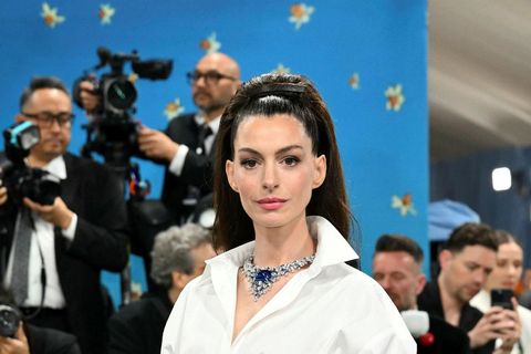 Anne Hathaway var meðal þeirra sem mættu á Met Gala-hátíðina í New York á mánudagskvöldið.