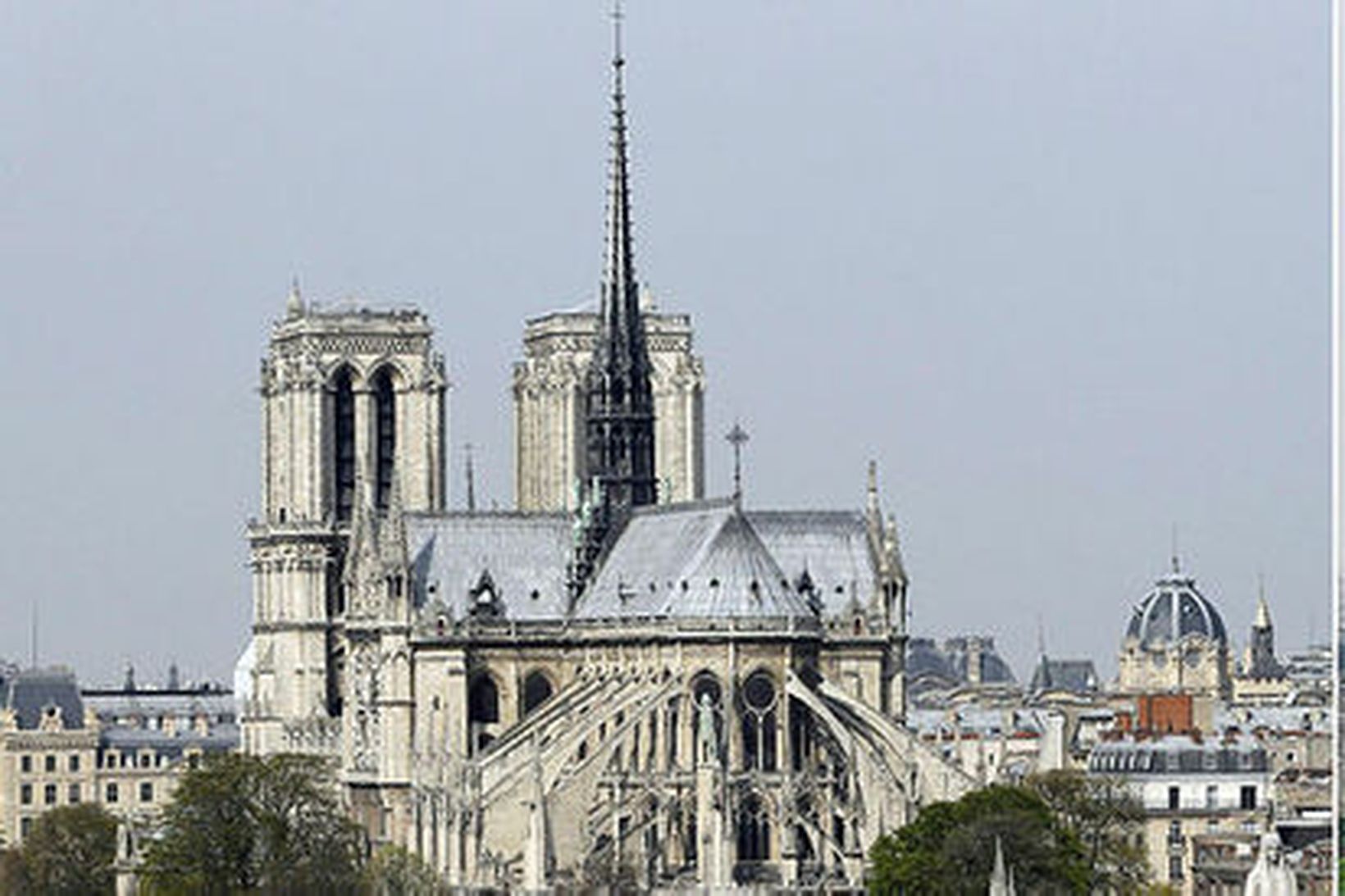 Fyrir og eftir eldsvoðann. Til vinstri er Notre Dame-dómkirkjan í …
