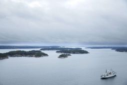 Sænski tundurduflaslæðarinn HMS Kullen leitar í sænska skerjagarðinum.