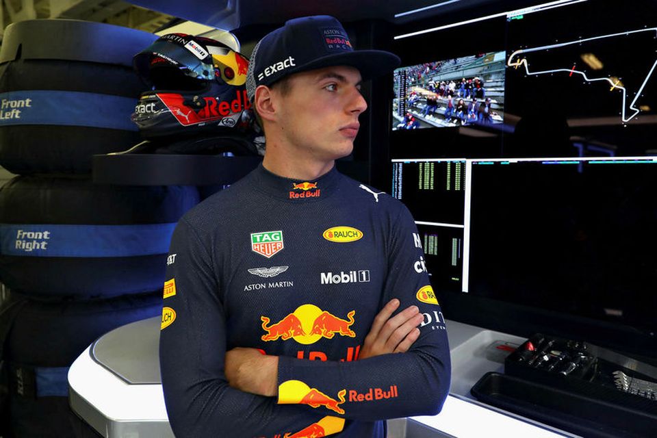 Max Verstappen í bílskúr Red Bull við upphaf lokaæfingarinnar í Mexíkó.