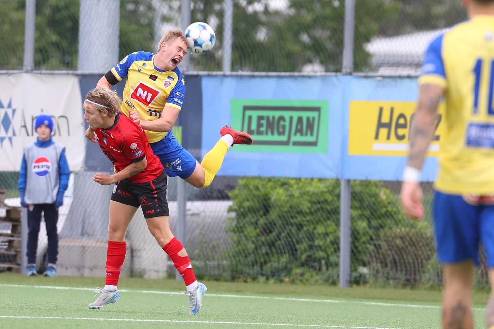 Þórður Gunnar Hafþórsson og Birgir Baldvinsson í baráttu um boltann …