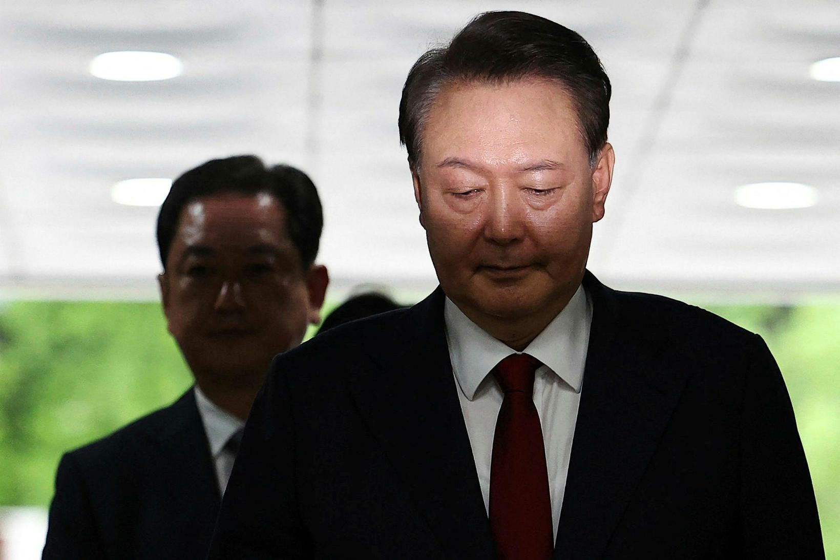 Yoon Suk Yeol var handtekinn og færður til yfirheyrslu í …