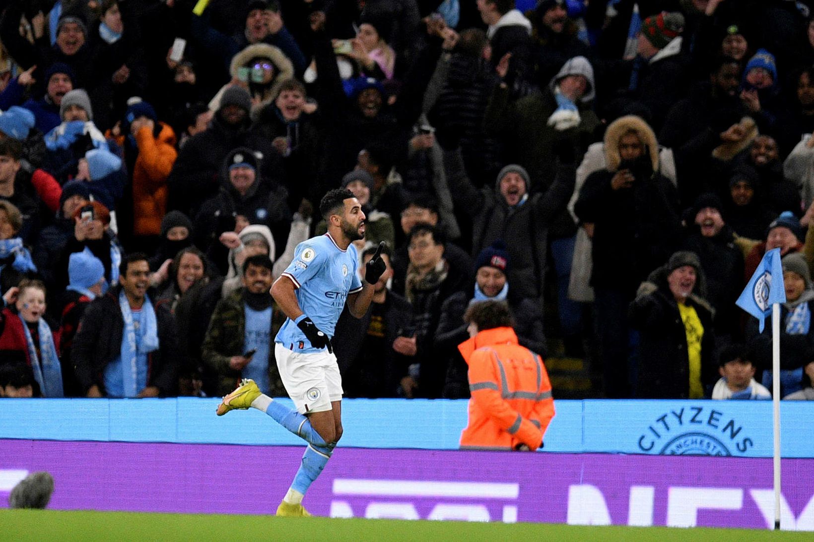 Riyad Mahrez kom City í 3:2.