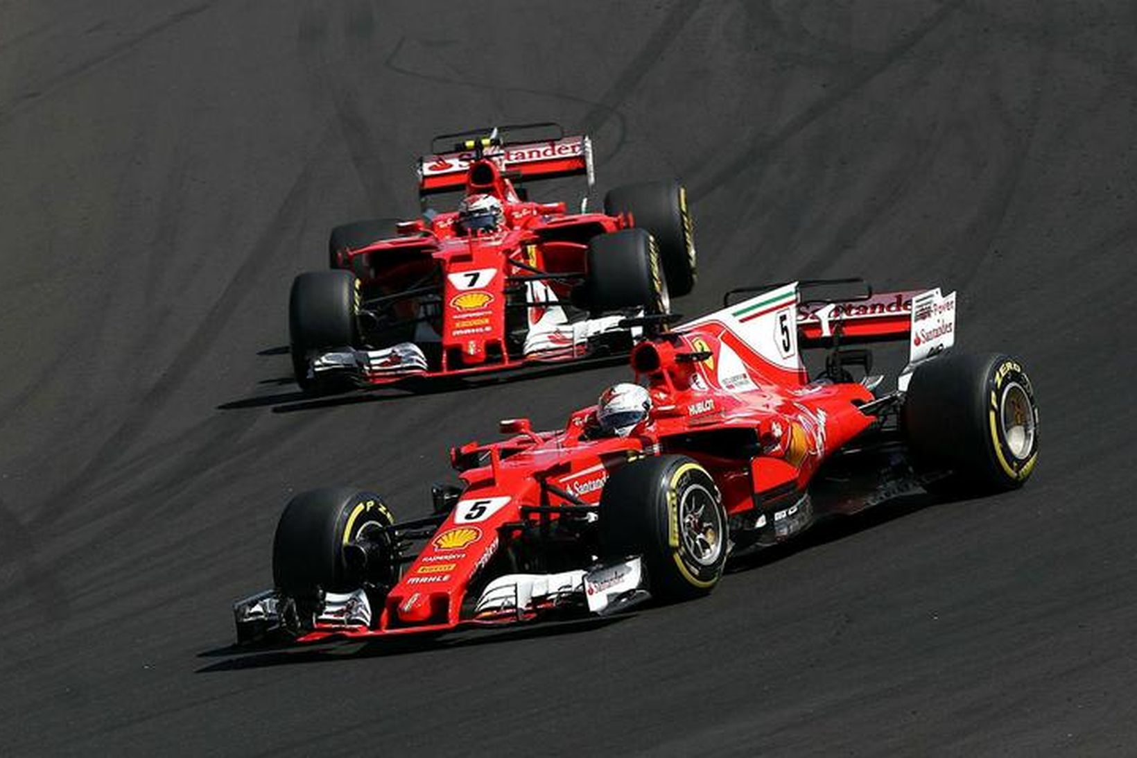Sebastian Vettel fer hér á undan liðsfélaga sínum, Kimi Räikkönen …