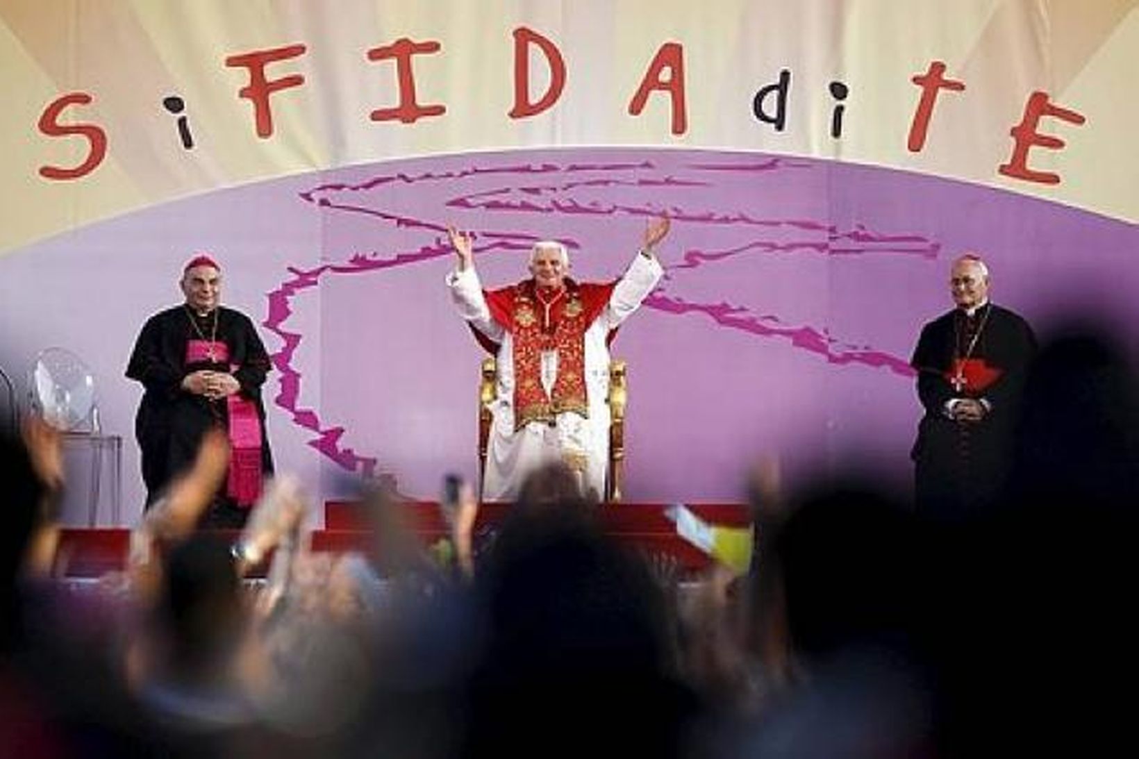 Benedikt XVI. var vel fagnað í Palermo.