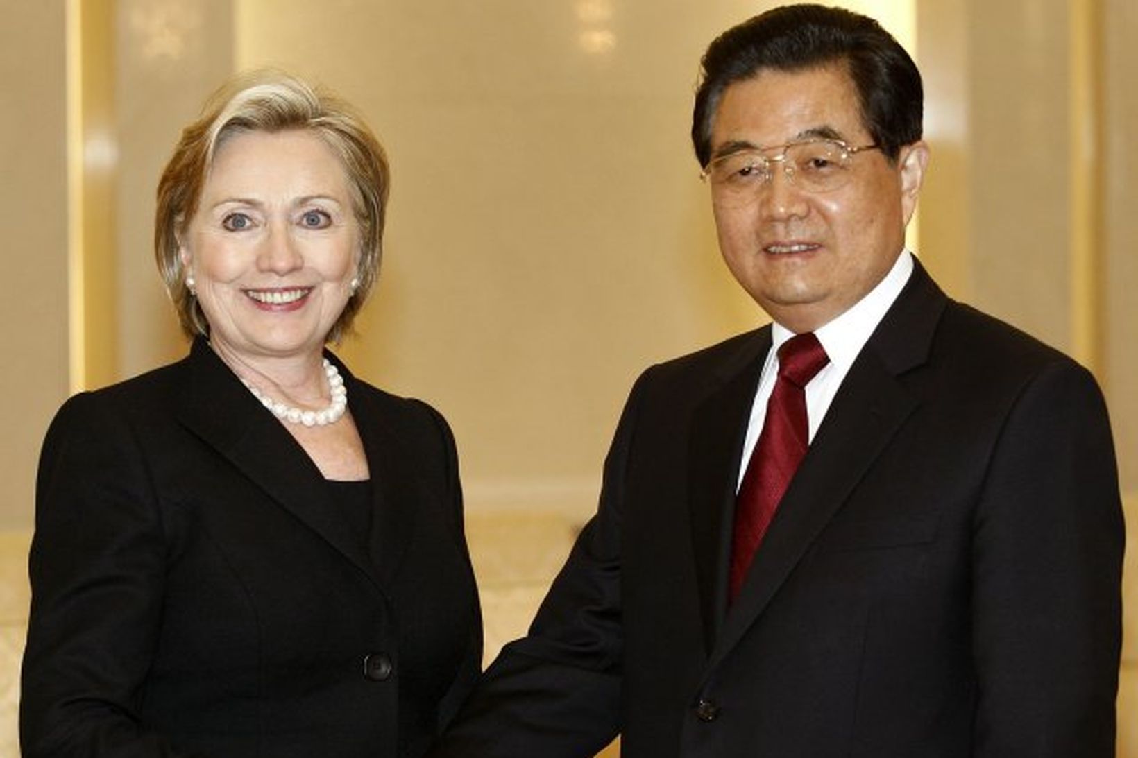 Hillary Clinton og Hu Jintao í Peking í dag.