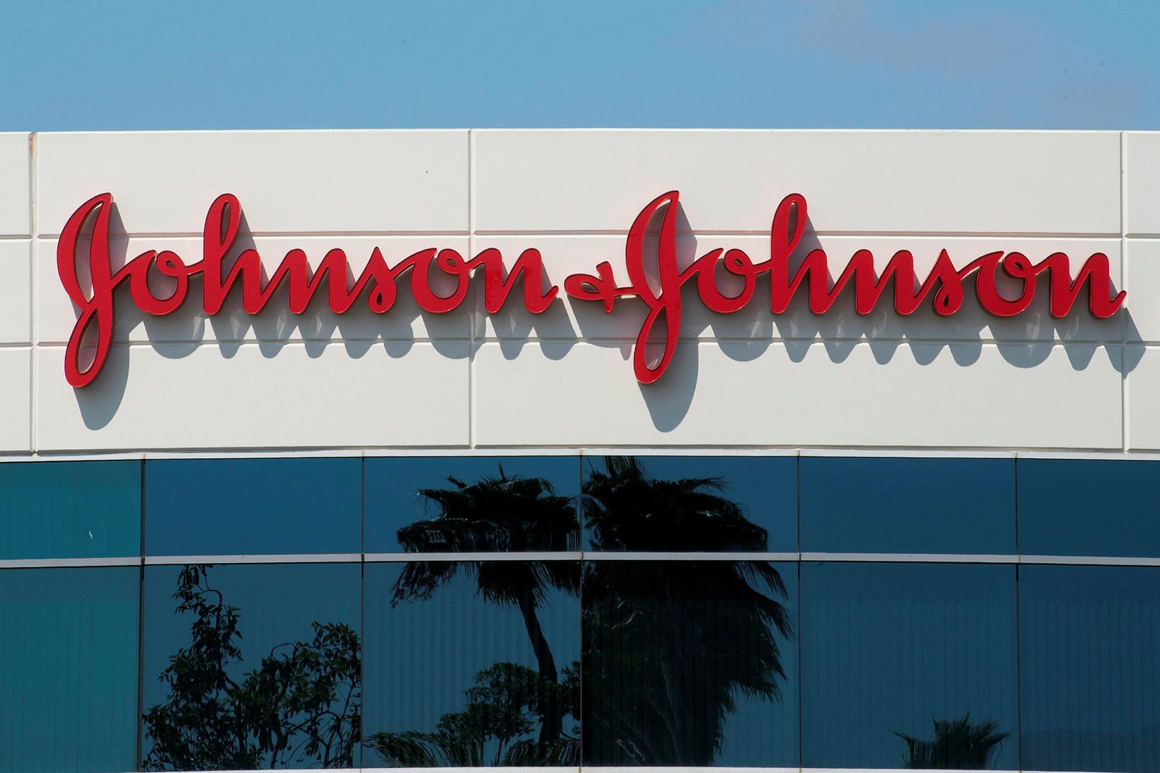 Johnson & Johnson er eitt fyrirtækjanna í bóluefnakapphlaupinu.