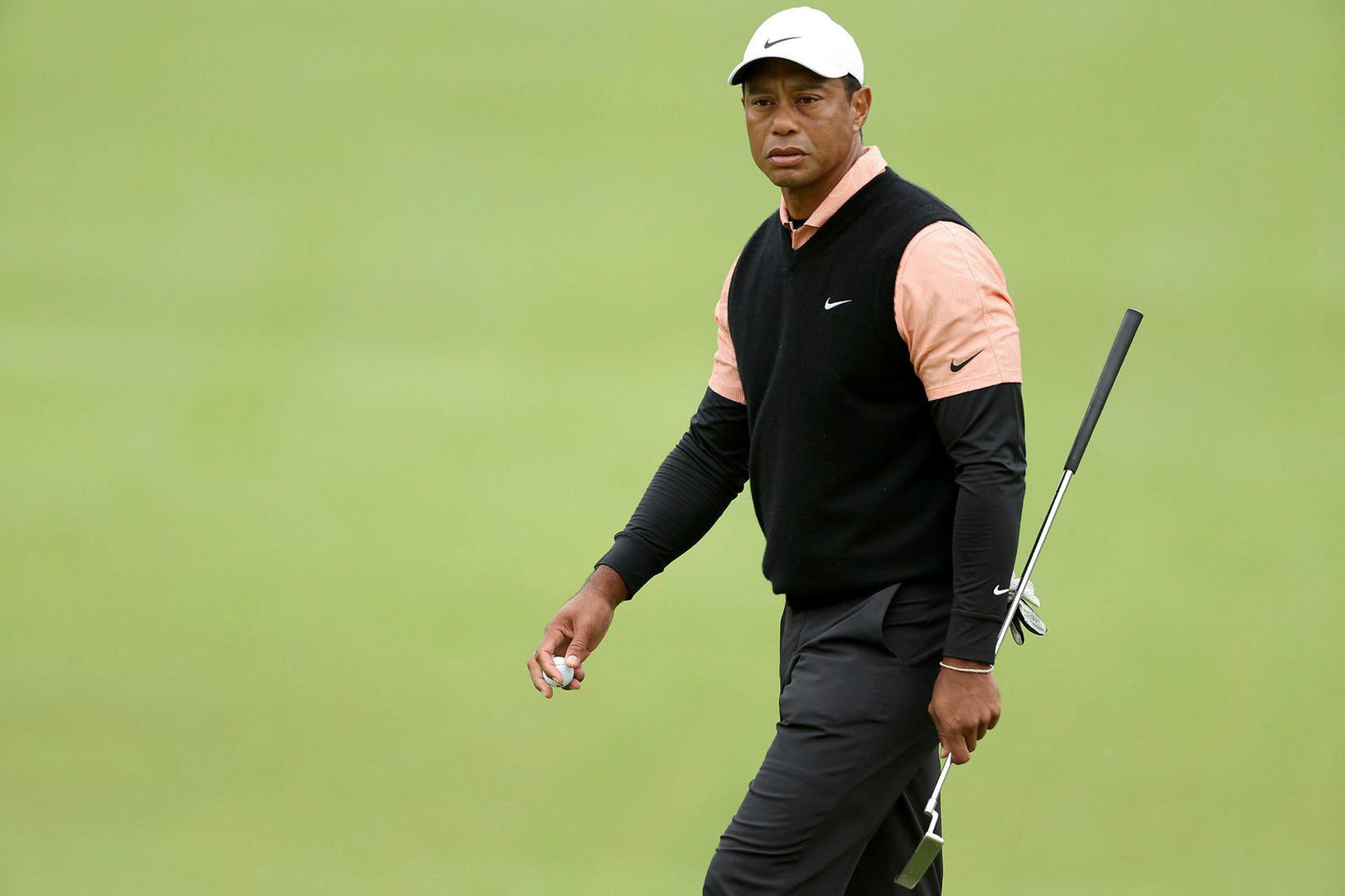 Tiger Woods náði sér ekki á strik í gær.