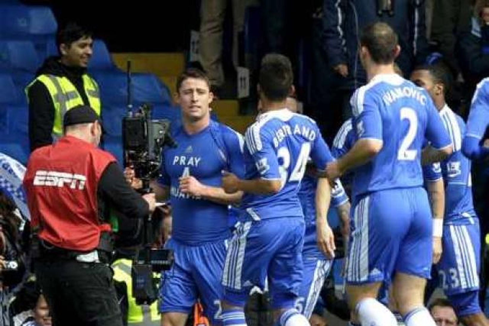 Gary Cahill er hér búinn að lyfta treyju sinni eftir …