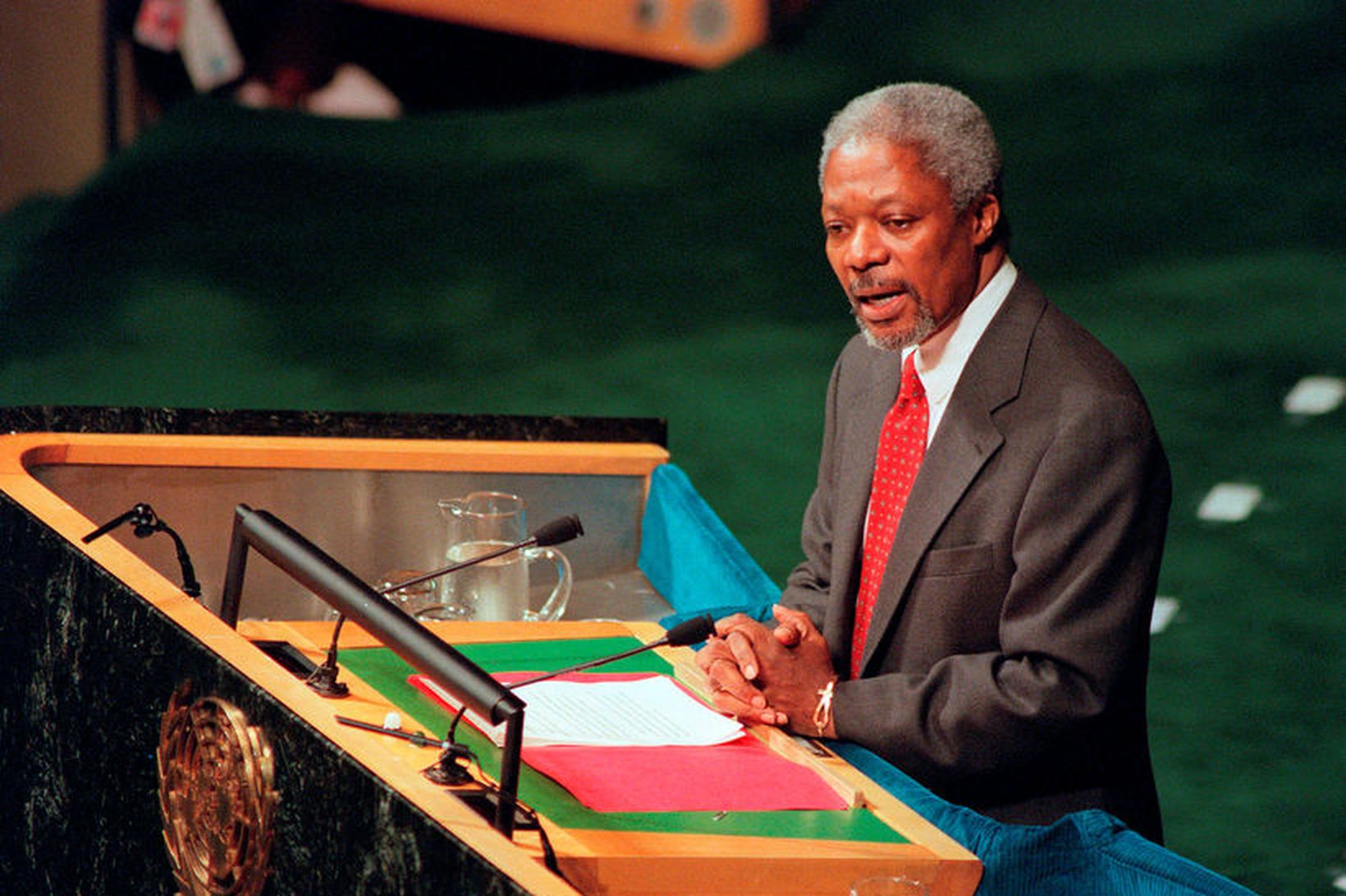 Kofi Annan ávarpar Sameinuðu þjóðirnar árið 1996.