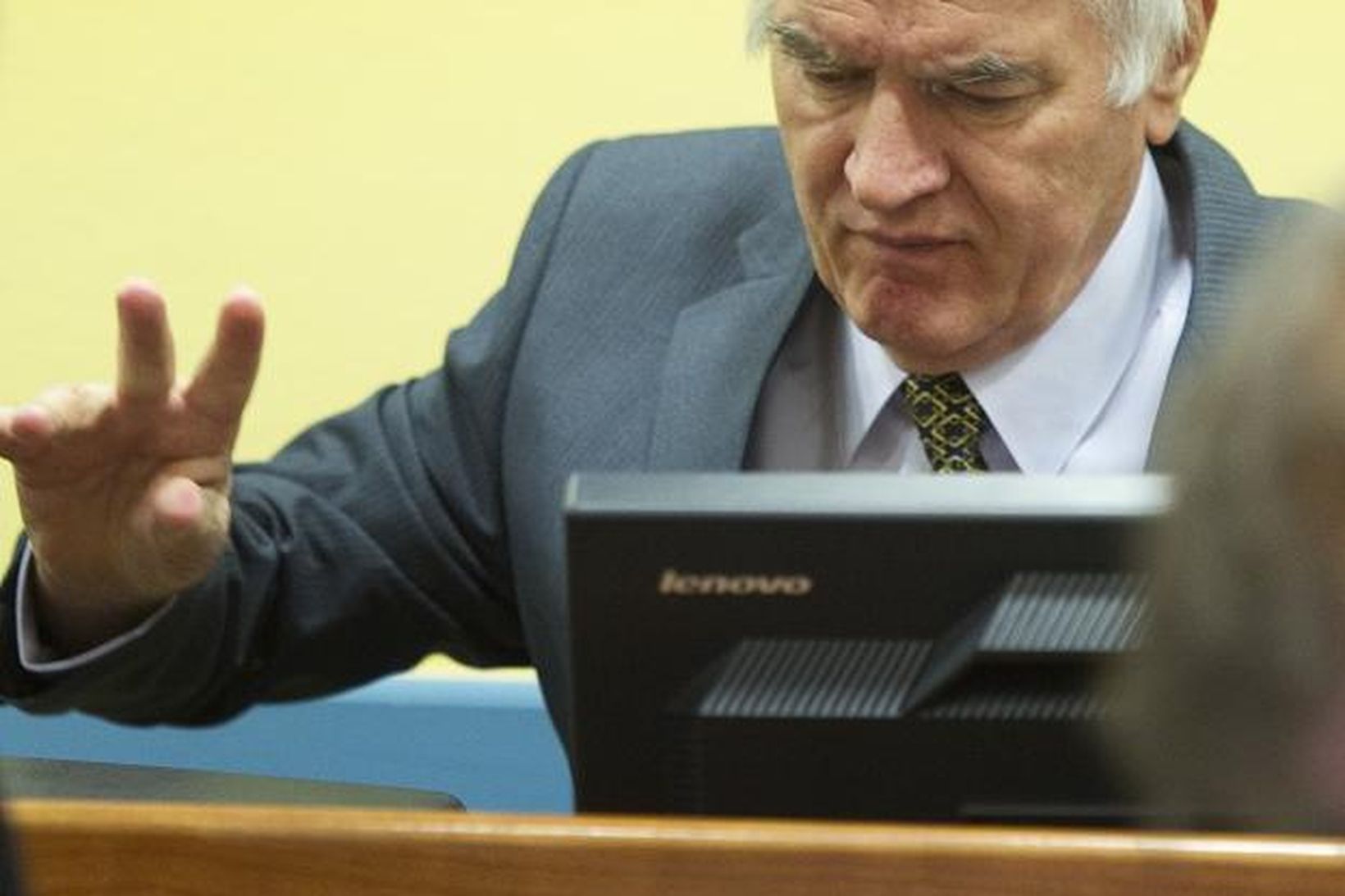 Ratko Mladic, fyrrverandi yfirmaður hers Serba í Bosníustríðinu, svarar nú …