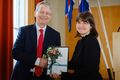 Háskóli Íslands Jón Atli Benediktsson, þáverandi rektor, afhendir Ásu Bergnýju Tómasdóttur styrkinn úr sjóði Áslaugar Hafliðadóttur í maí.