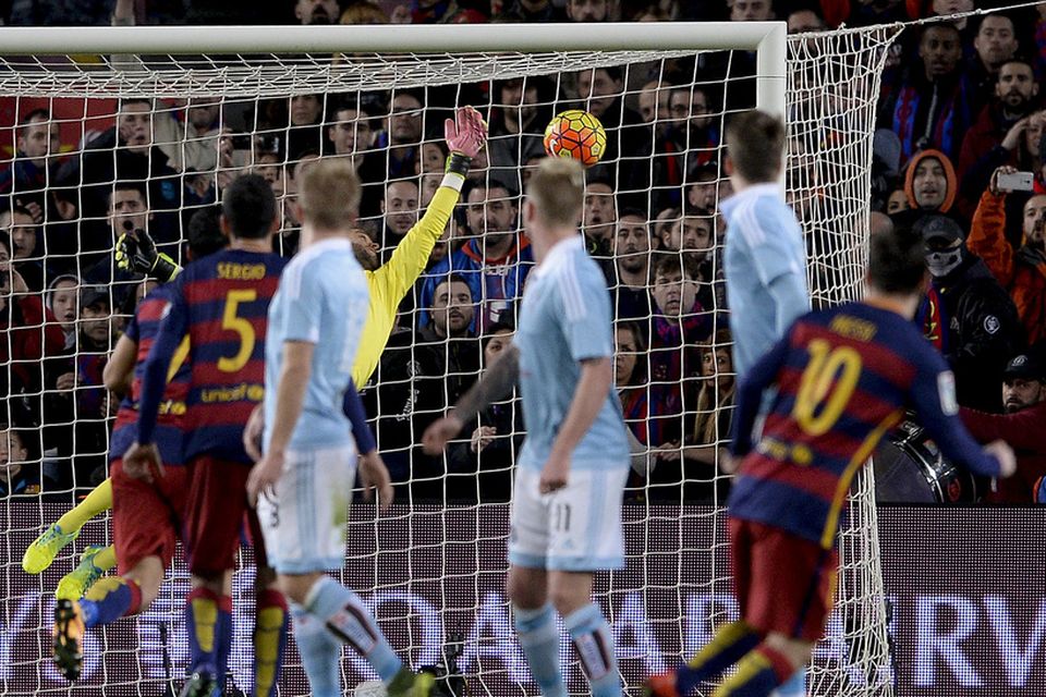 Lionel Messi skorar hér fyrsta mark Barcelona í leiknum.