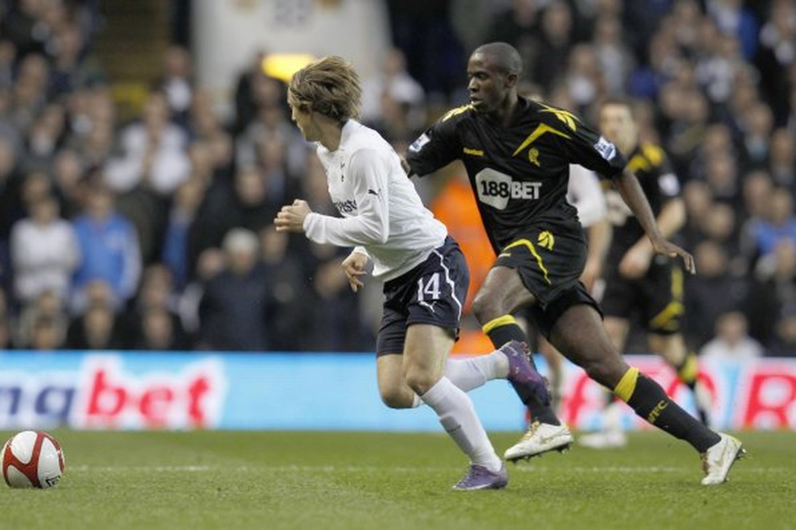 Fabrice Muamba, til hægri, í leik Bolton og Tottenham í …