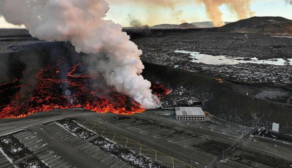 Myndir: Hraunið komið inn á bílaplan Bláa lónsins