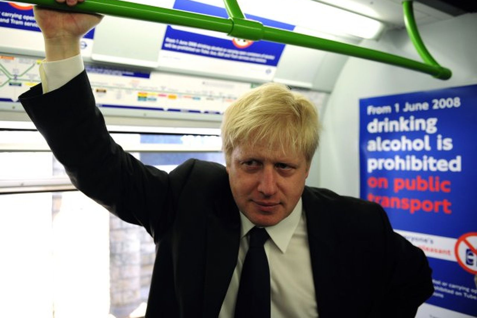 Boris Johnson borgarstjóri í neðanjarðarlest í Lundúnum.