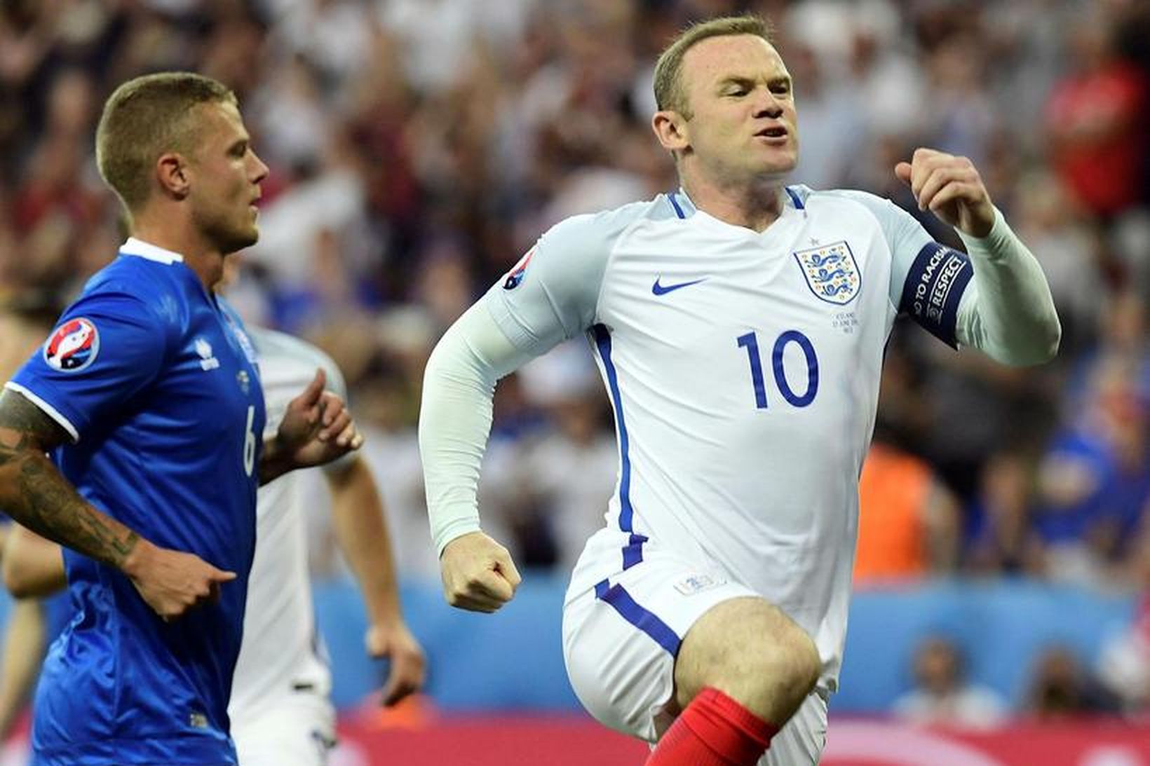 Rooney fagnar marki sínu gegn Íslendingum í gærkvöld.