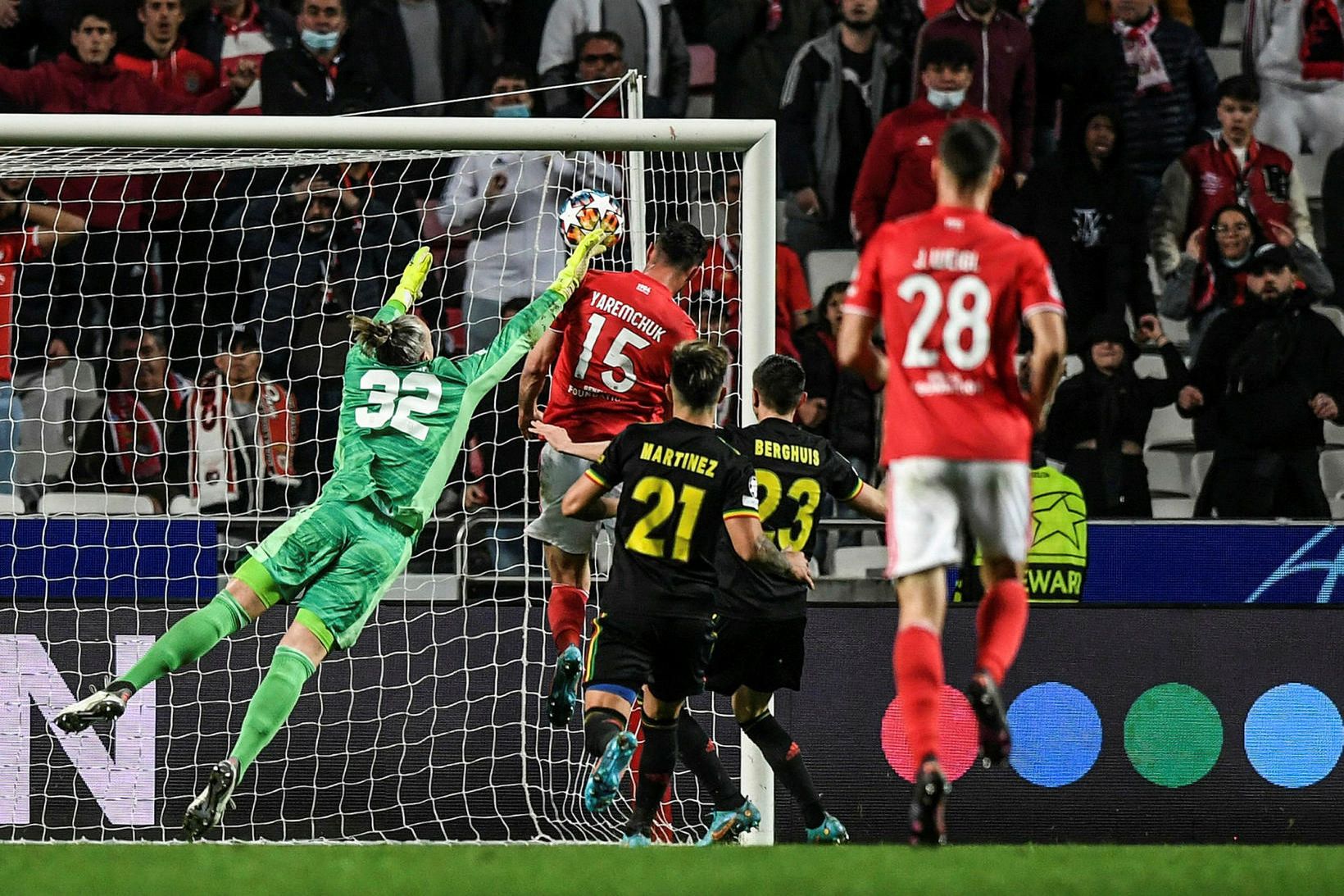 Roman Yaremchuk jafnar metin fyrir Benfica í kvöld.