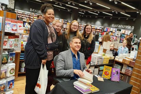 Fans of Walliams posing with the author at the book signing in the bookstore Penninn-Eymundsson.