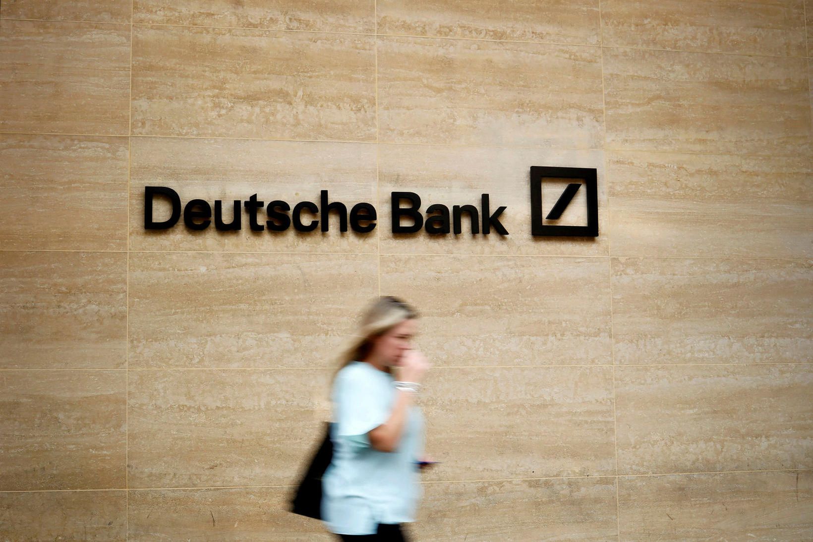 Hlutir í Deutsche Bank féllu um 8% rétt eftir hádegi …