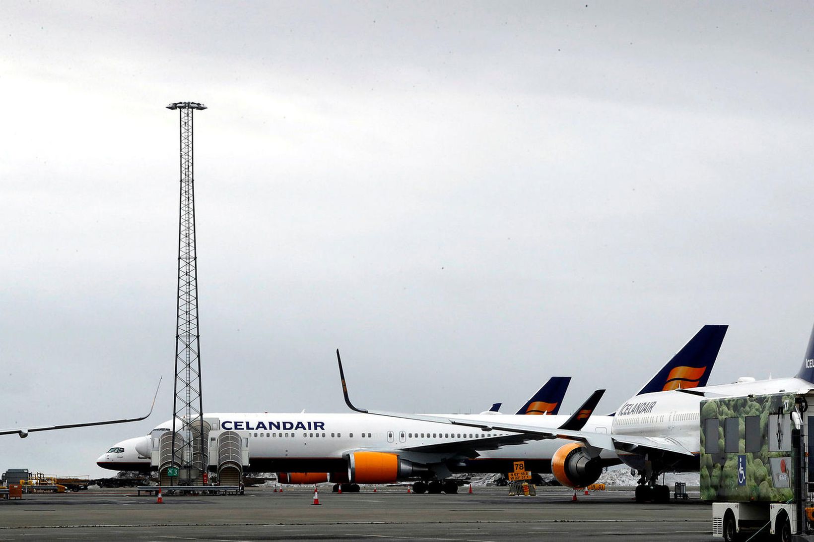 Lausafjárstaða Icelandair mun fara undir viðmið félagsins á næstu vikum.