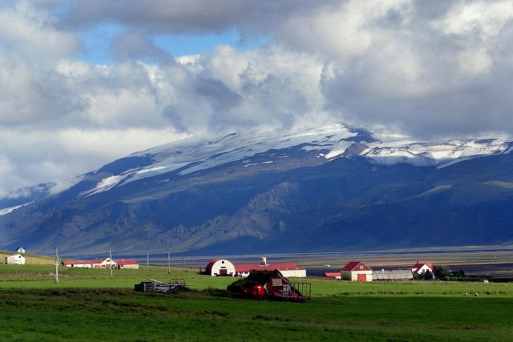 í Fljótshlíð, horft til Eyjafjallajökuls.