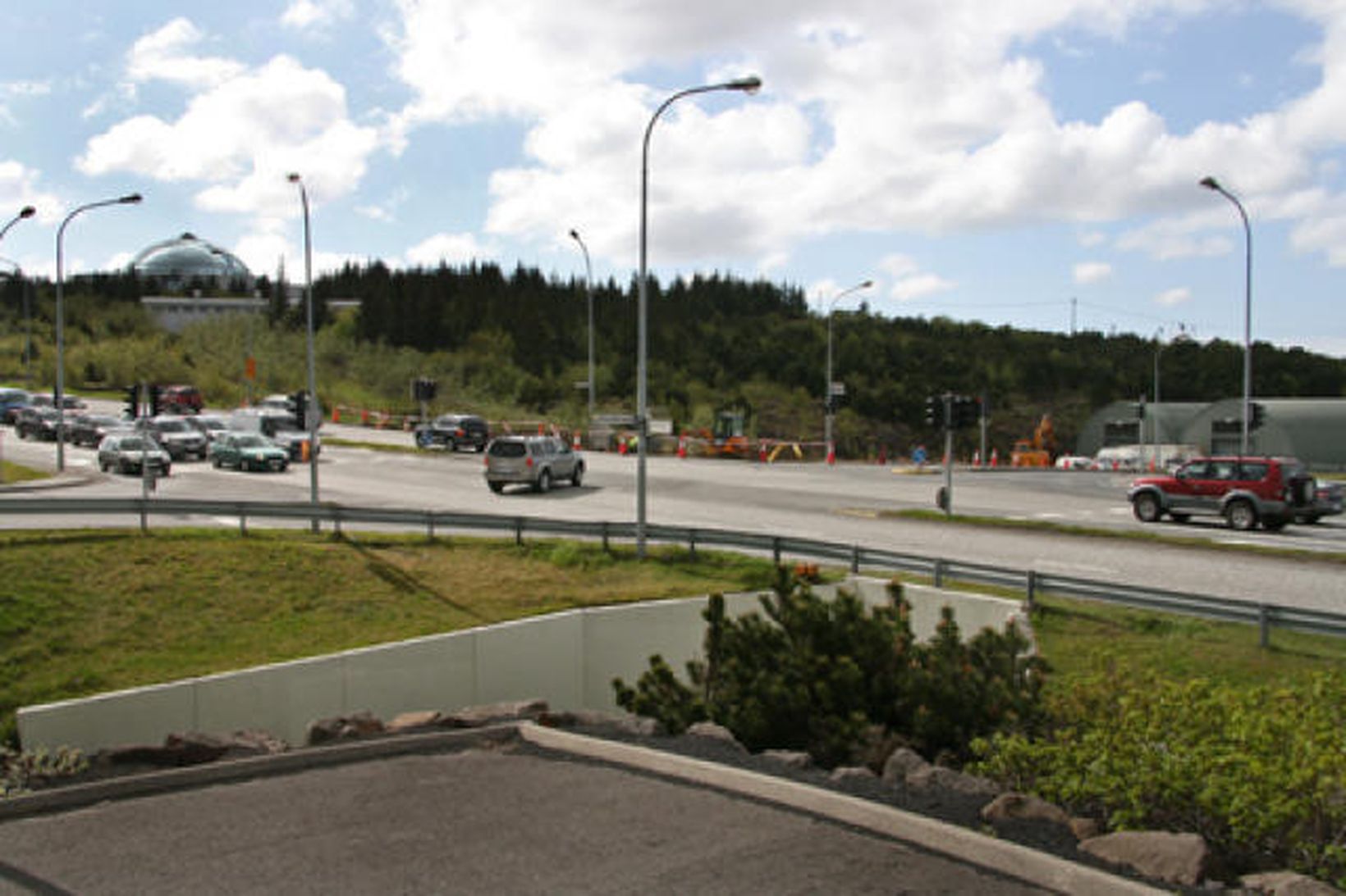 Unnið er að breikkun Flugvallavegar