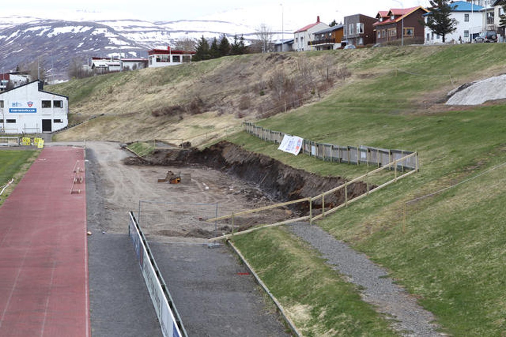 Grafið hefur verið fyrir stúkubyggingunni, eins og sjá má á …