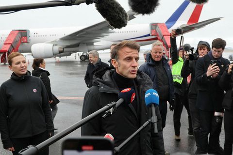 Macron á flugvellinum í Nuuk ásamt Mette Frederiksen, forsætisráðherra Danmerkur.