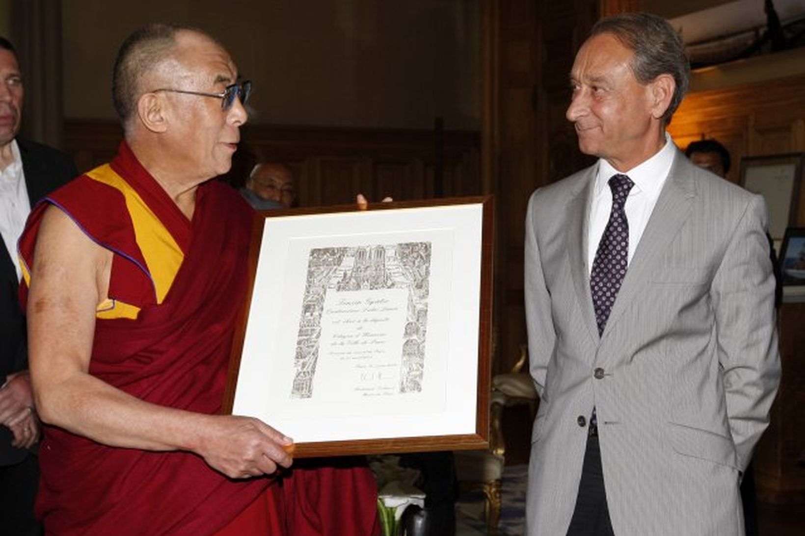 Dalai Lama var brosmildur að vanda þegar hann var gerður …
