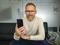 Sveinn Tryggvason með samsung síma Sveinn Tryggvason með samsung síma