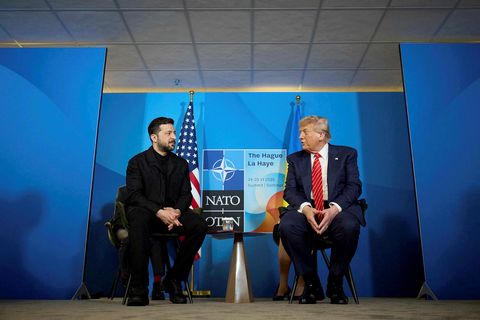 Volodimír Selenskí Úkraínuforseti og Donald Trump Bandaríkjaforseti ræddu saman á leiðtoga­fundi Atlants­hafs­banda­lags­ins.
