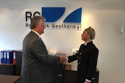 CEO of Reykjavik Geothermal, Guðmundur Þóroddsson, greets Tymoshenko.