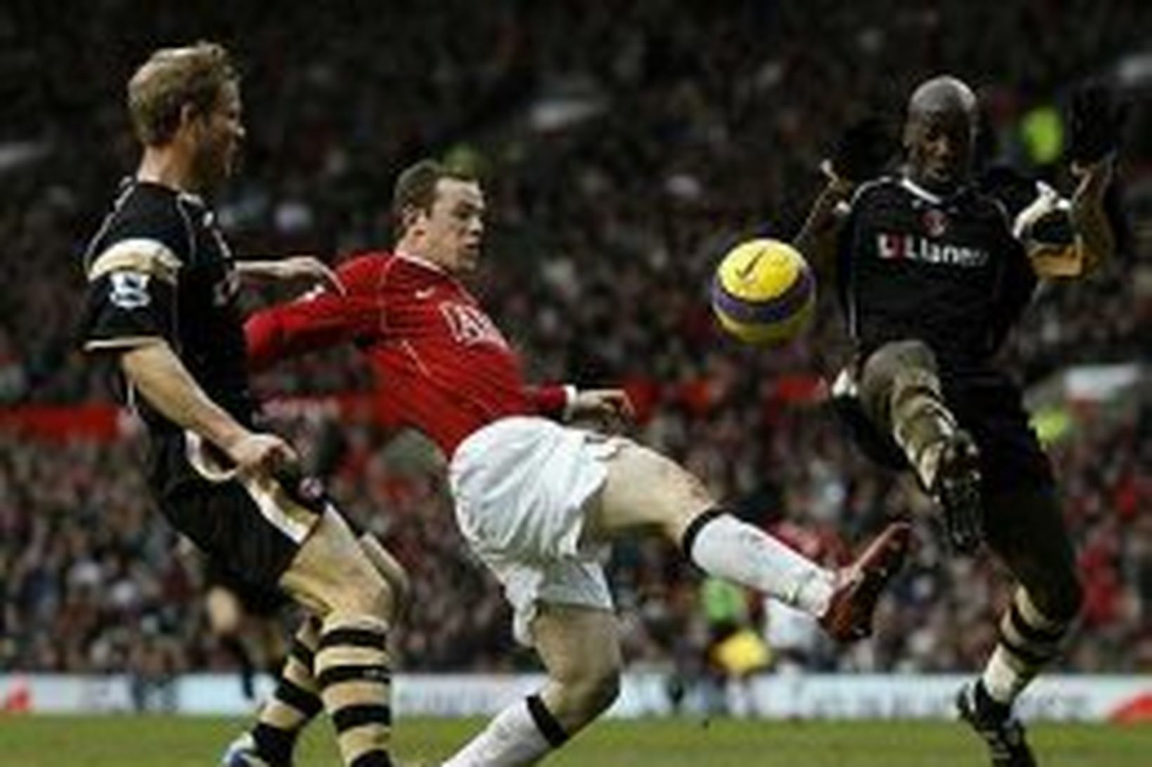Wayne Rooney hjá Manchester United skýtur að marki Charlton í …
