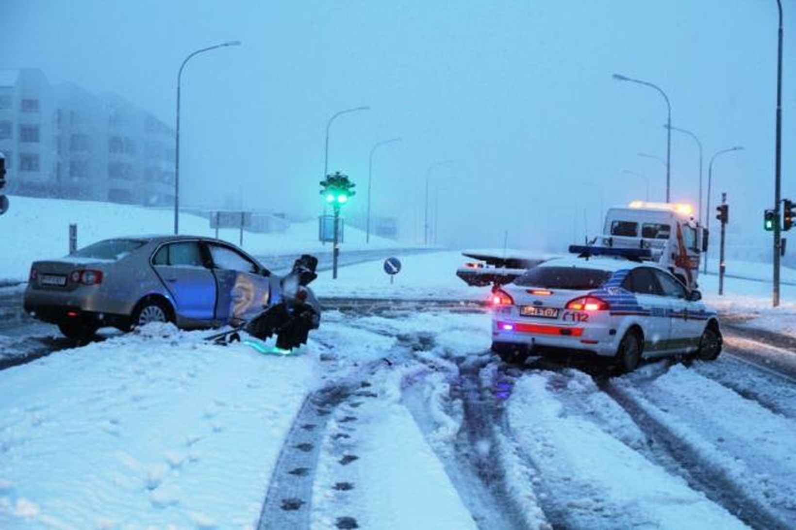 Nokkrum varð hált á svellinu í nótt, m.a. á Bústaðavegi.