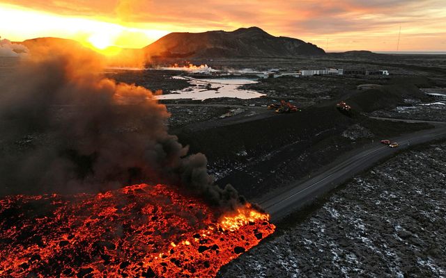 Hraunið nálgast skarðið þar sem vegurinn þverar garðinn. Unnið er að því að fylla upp …