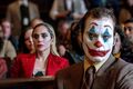 Leiðindi Úr Joker: Folie á Deux. Lady Gaga og Joaquin Phoenix í hlutverkum Harley Quinn og Jóker.