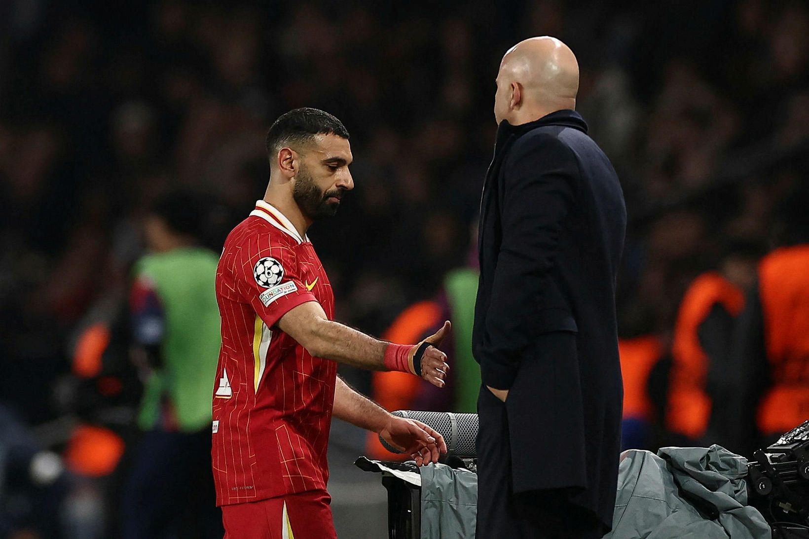 Mohamed Salah tekur í spaðann á stjóranum Arne Slot.