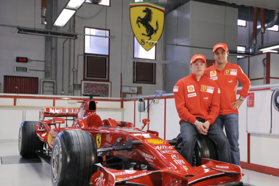 Räikkönen (sitjandi) og Massa við 2008-bílinn í bílsmiðju Ferrari.