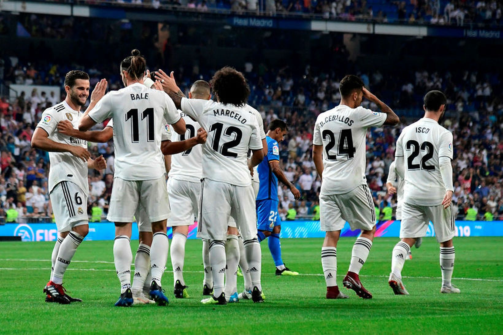 Leikmenn Real Madrid fagna marki Gareth Bale í kvöld.