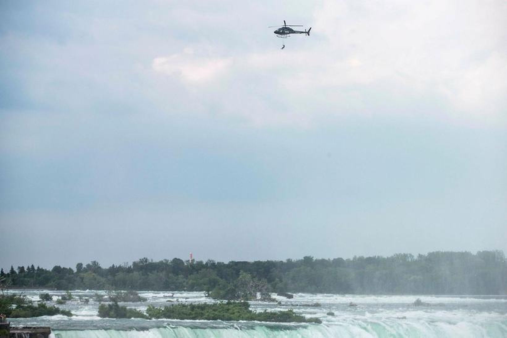 Erendira Wallenda hangir á tönnunum yfir Niagara-fossunum í gær.